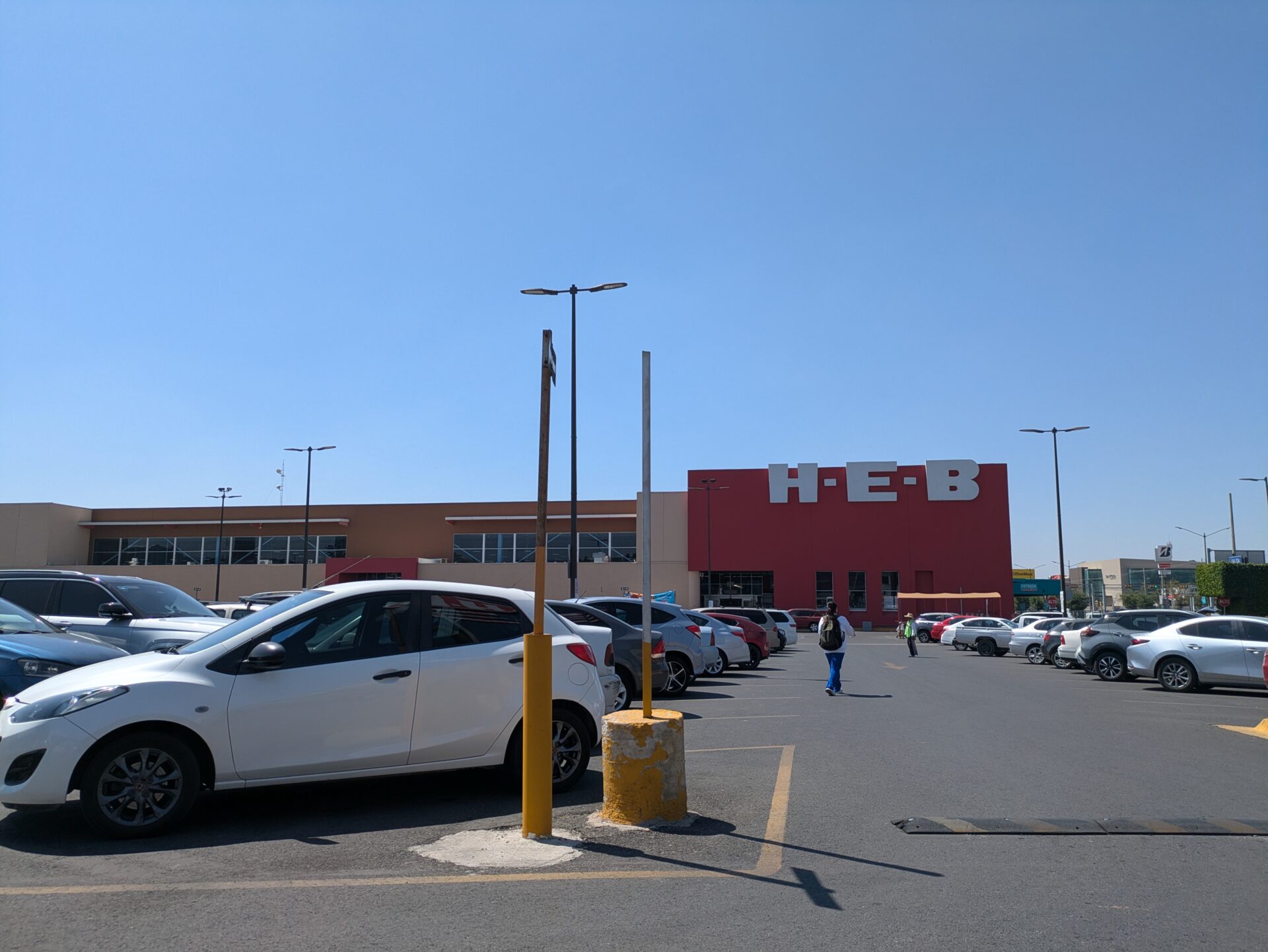 メキシコ・グアナファト州・レオン市北部のHEB外観