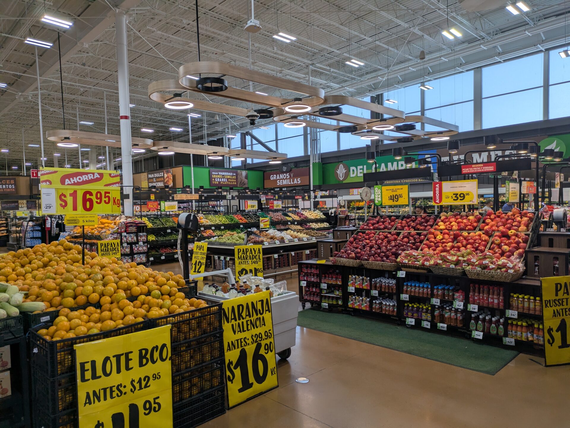 メキシコ・レオン市HEB内野菜売り場
