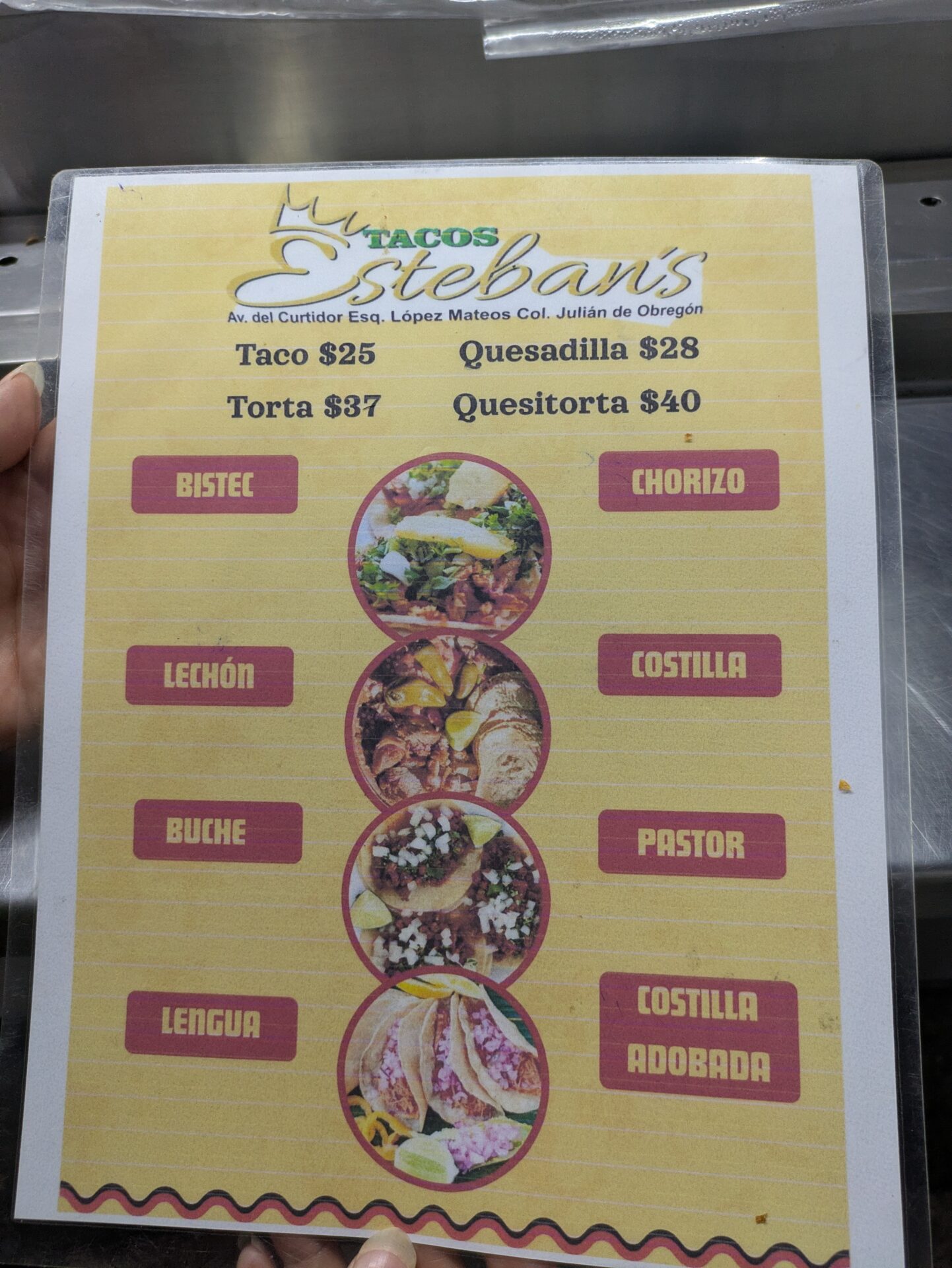 メキシコ・レオン市南部Centro Max前の消防署横タコスメニュー