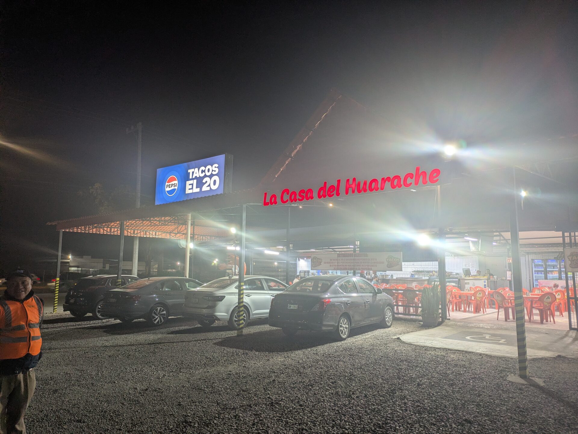 メキシコ・レオン市南部45号線沿いのTacos El 20