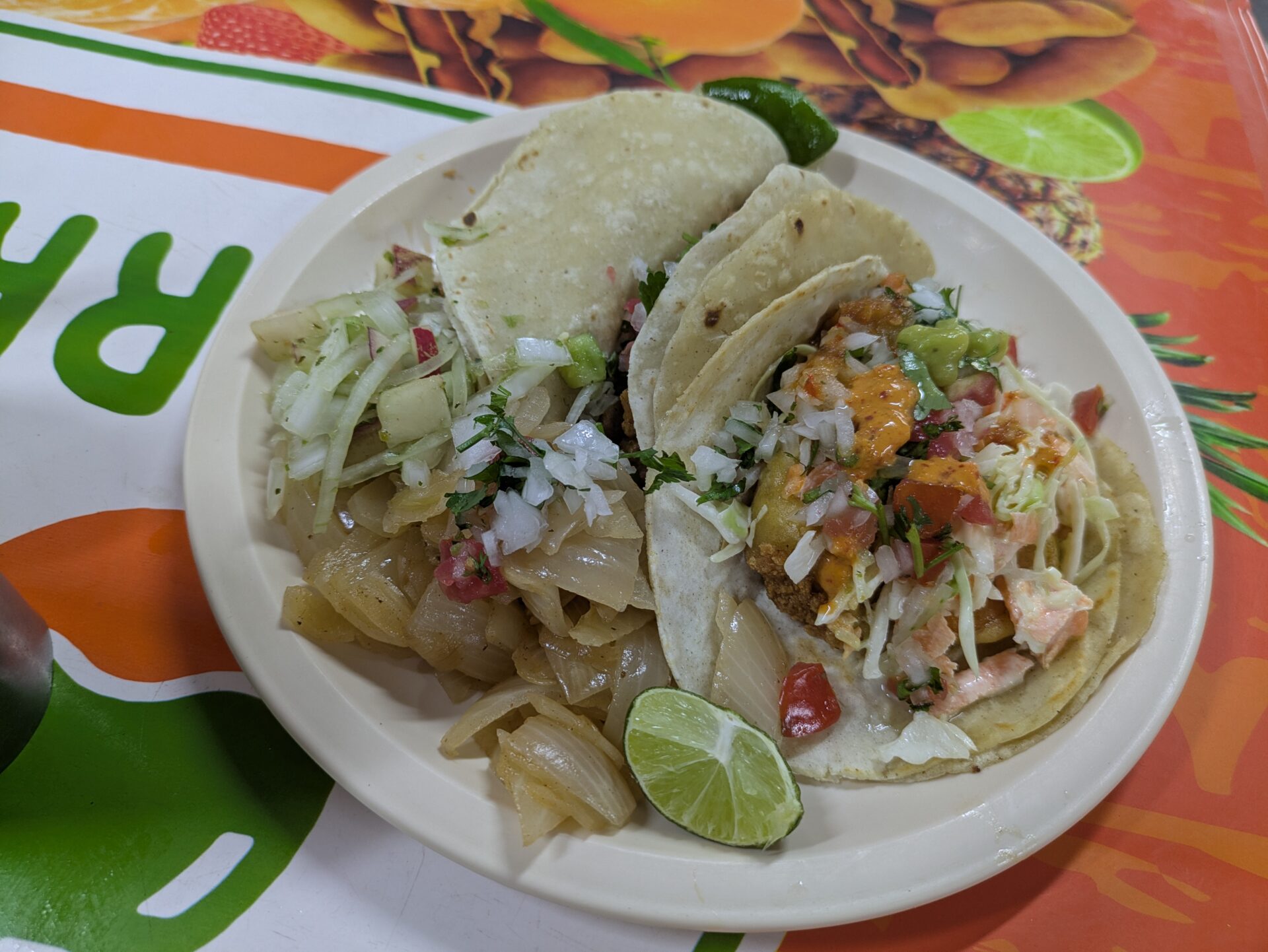 メキシコ・レオン市南部45号線沿いのEl 20のタコス