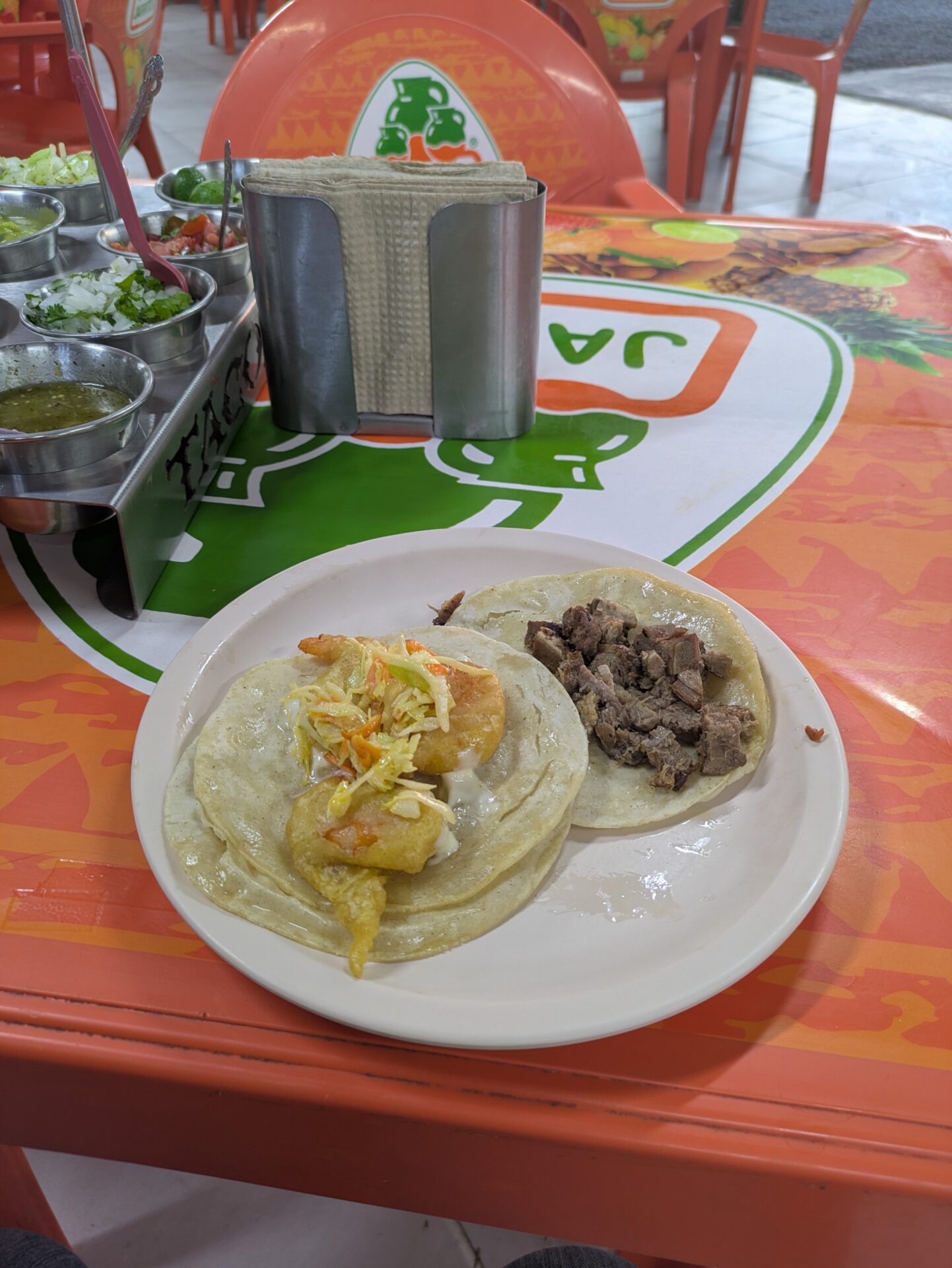 メキシコ・レオン市南部45号線沿いのEl 20のえびタコス