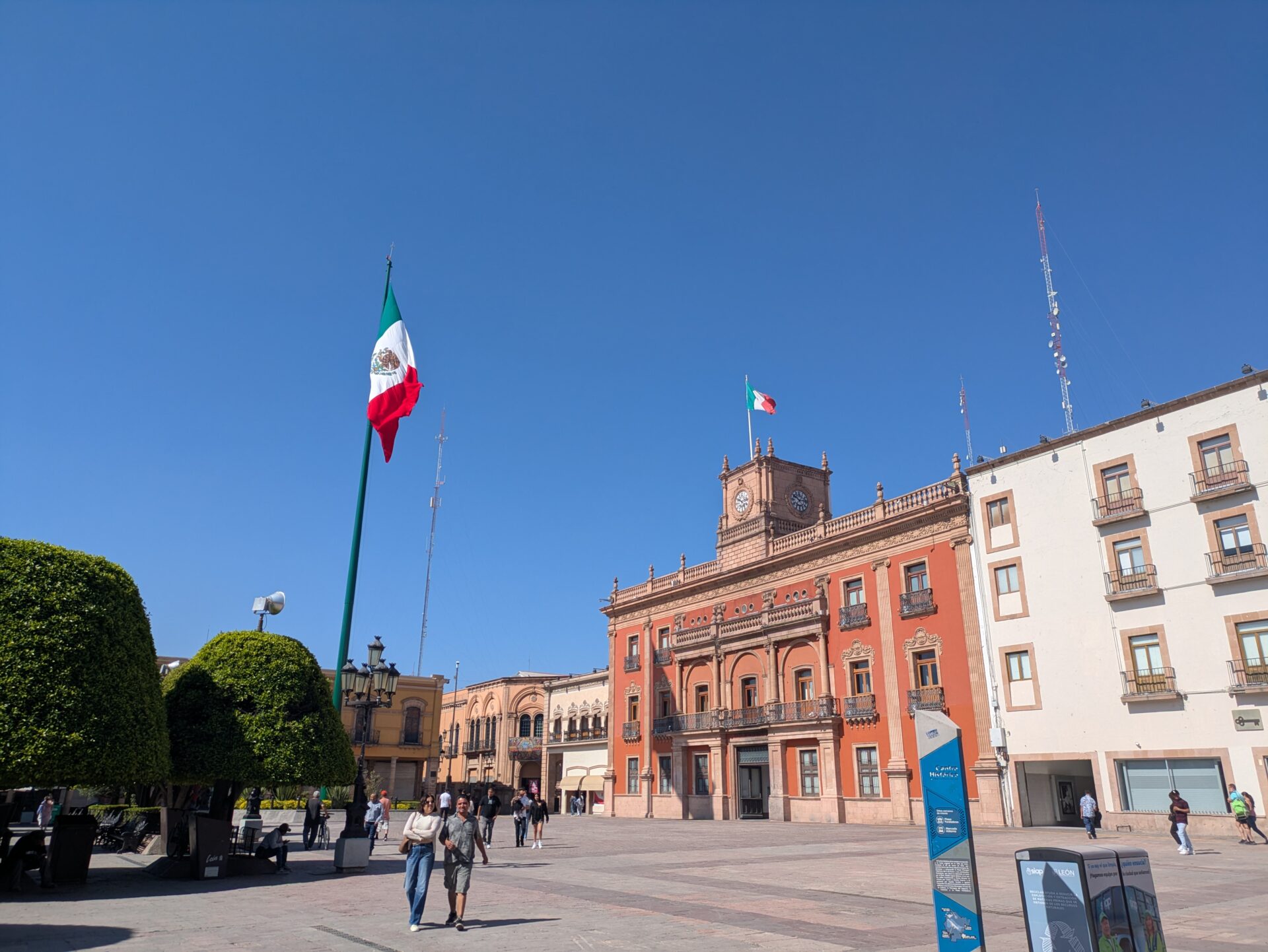 レオン市セントロ広場前の市庁舎