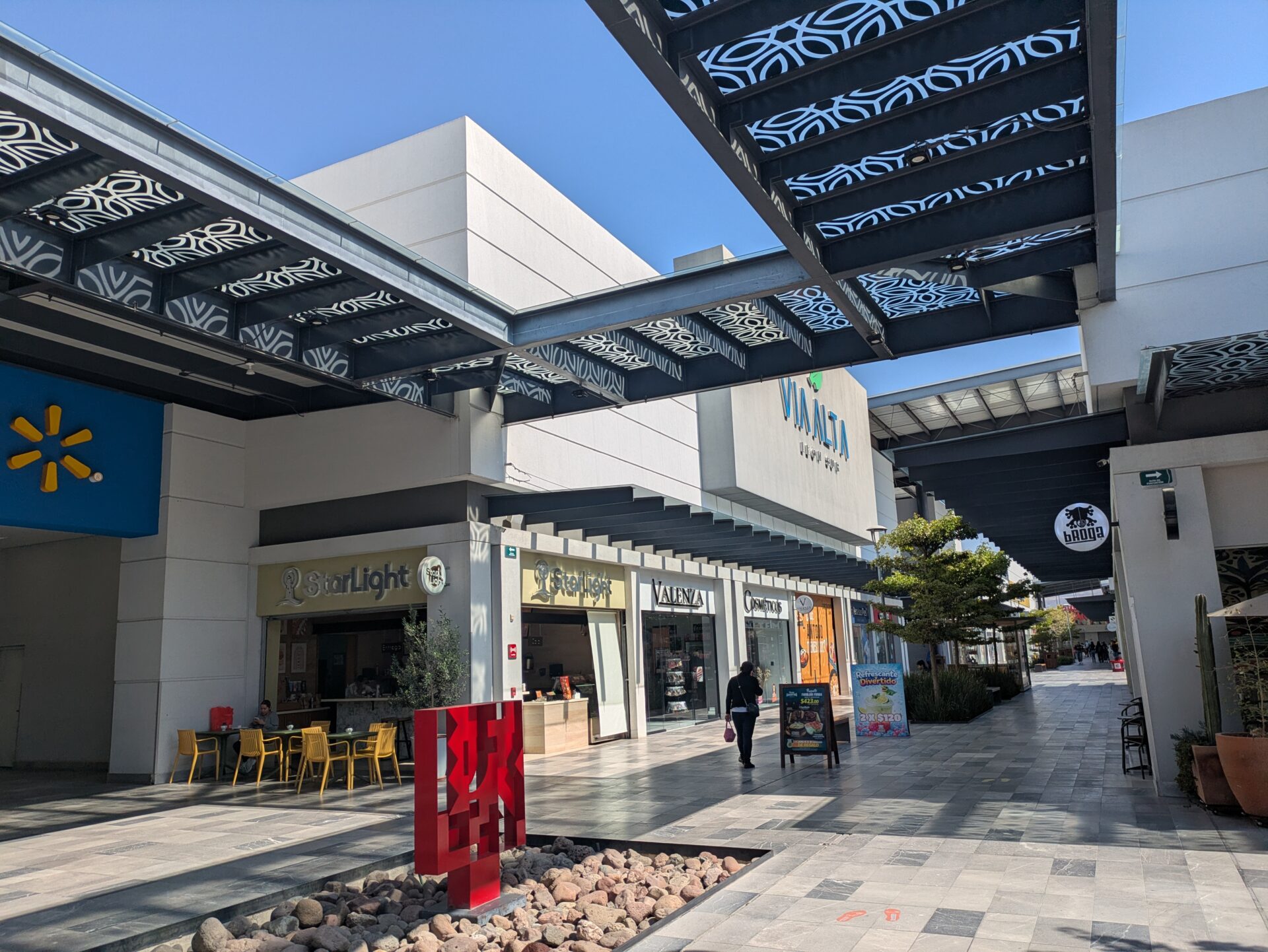 メキシコ・レオン市南部Vía AltaのWalmartのアーケード