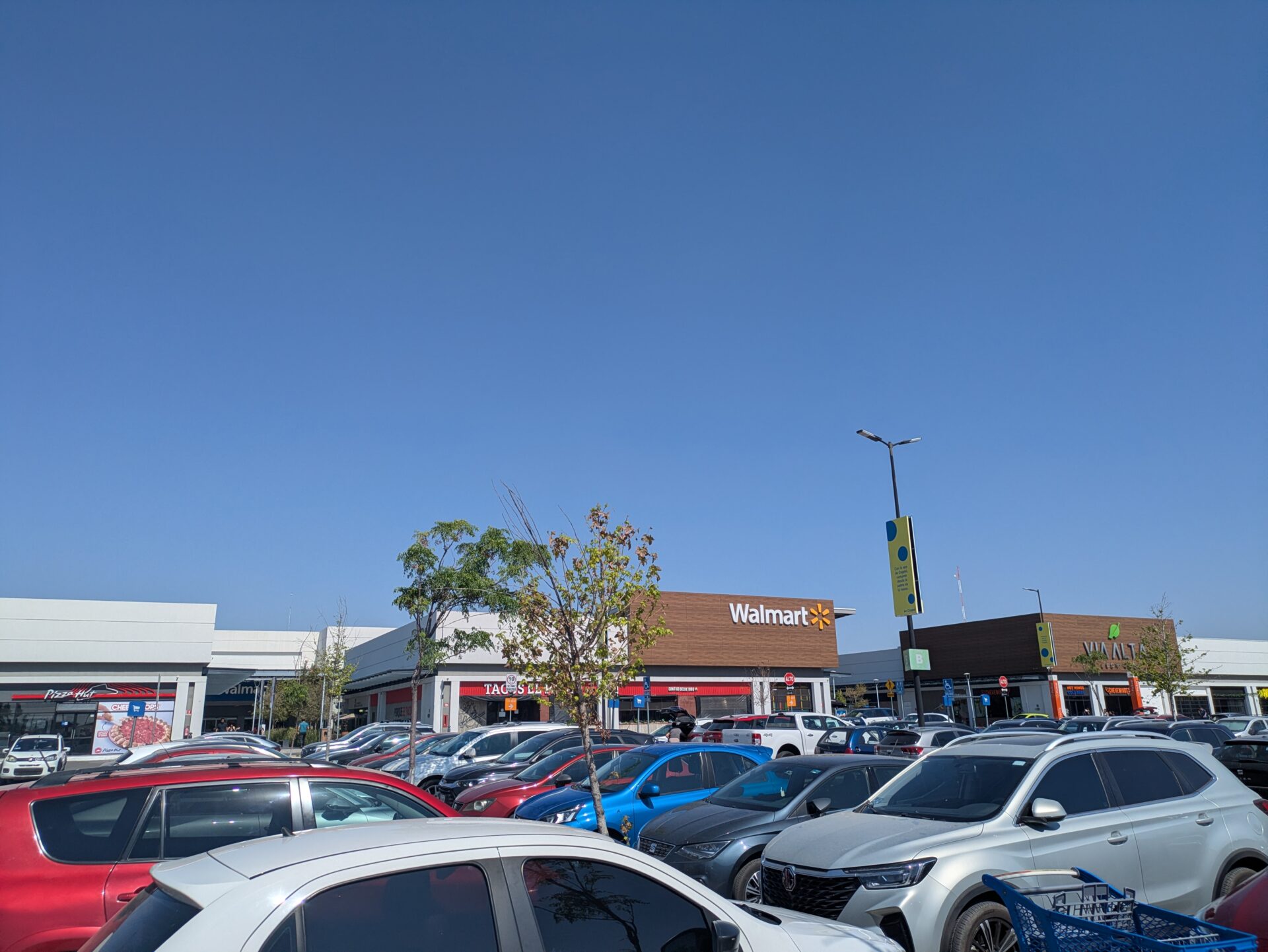 メキシコ・レオン市南部Vía AltaのWalmart