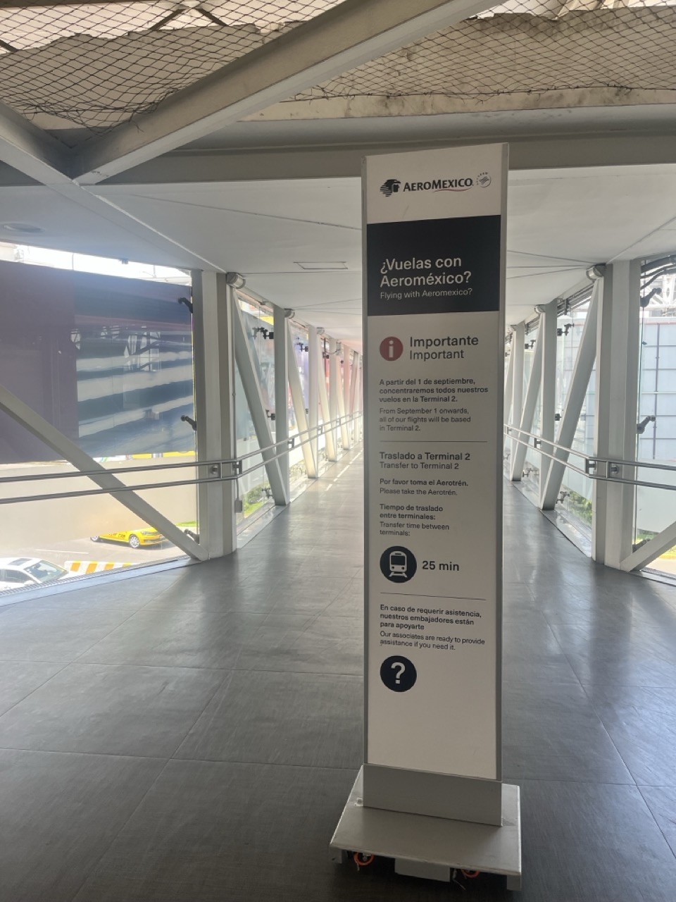 メキシコシティ空港の看板