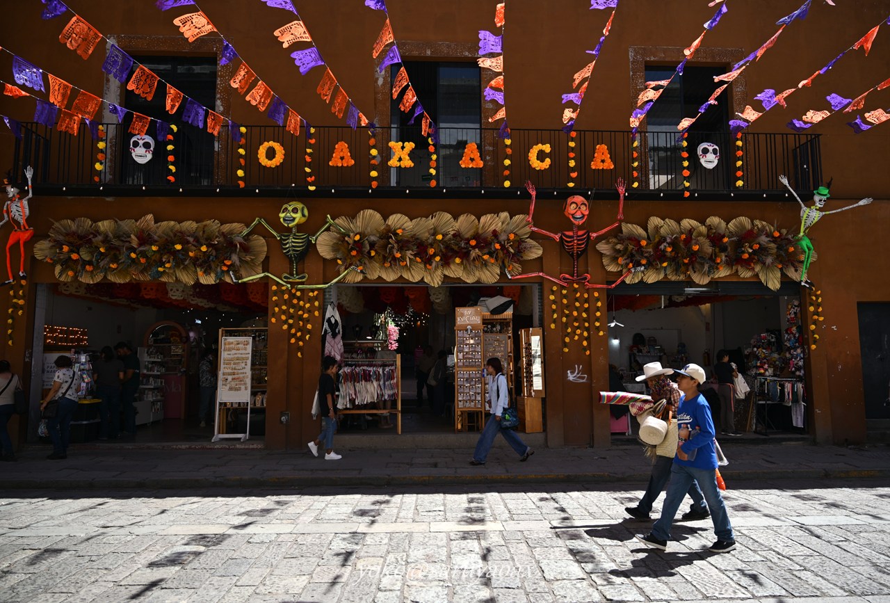 オアハカ市内のメインストリート。アンダドール・トゥリスモ