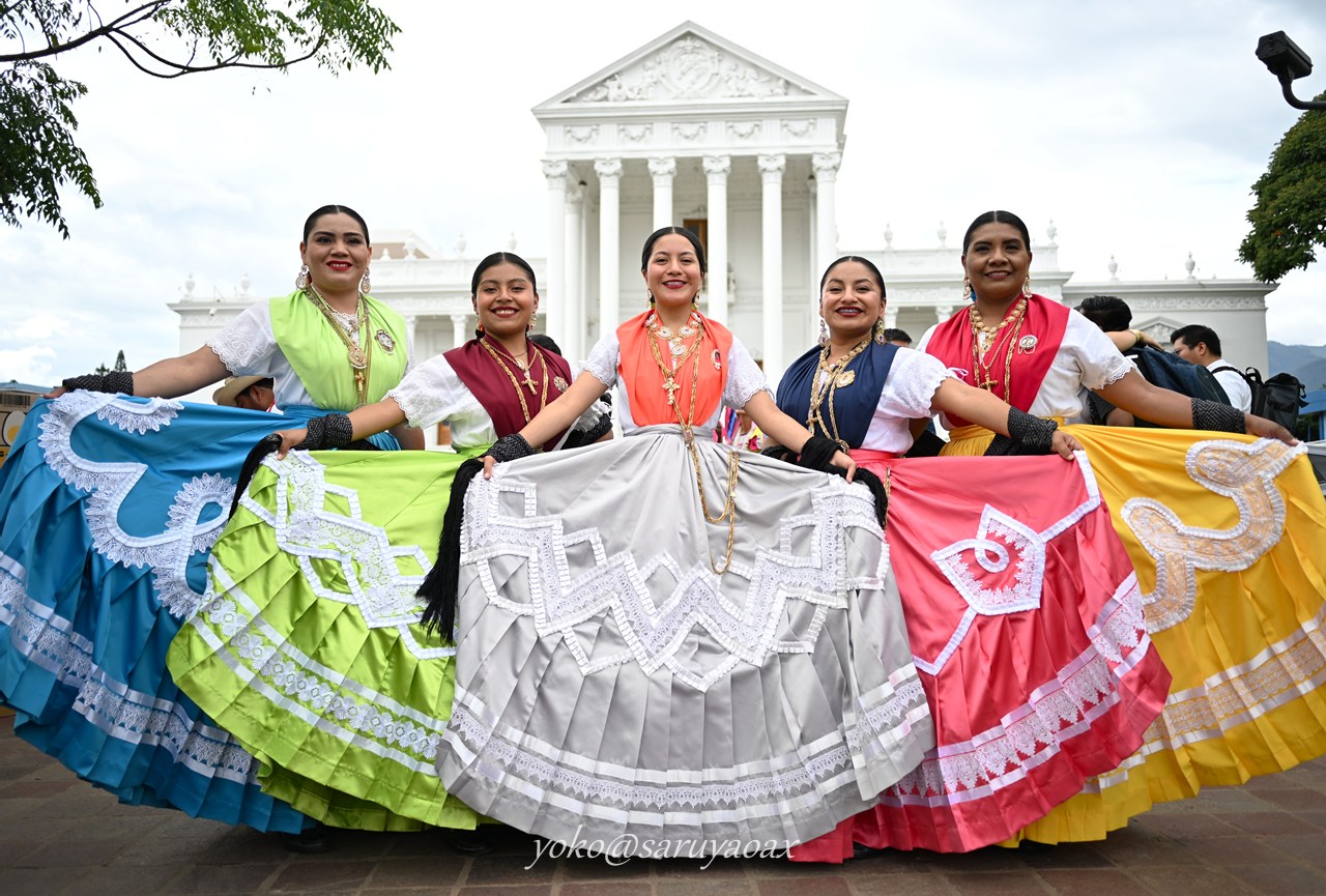 オアハカのゲラゲッツア。チーナス・オアハカケーニャスの伝統的衣装を着た女性たち