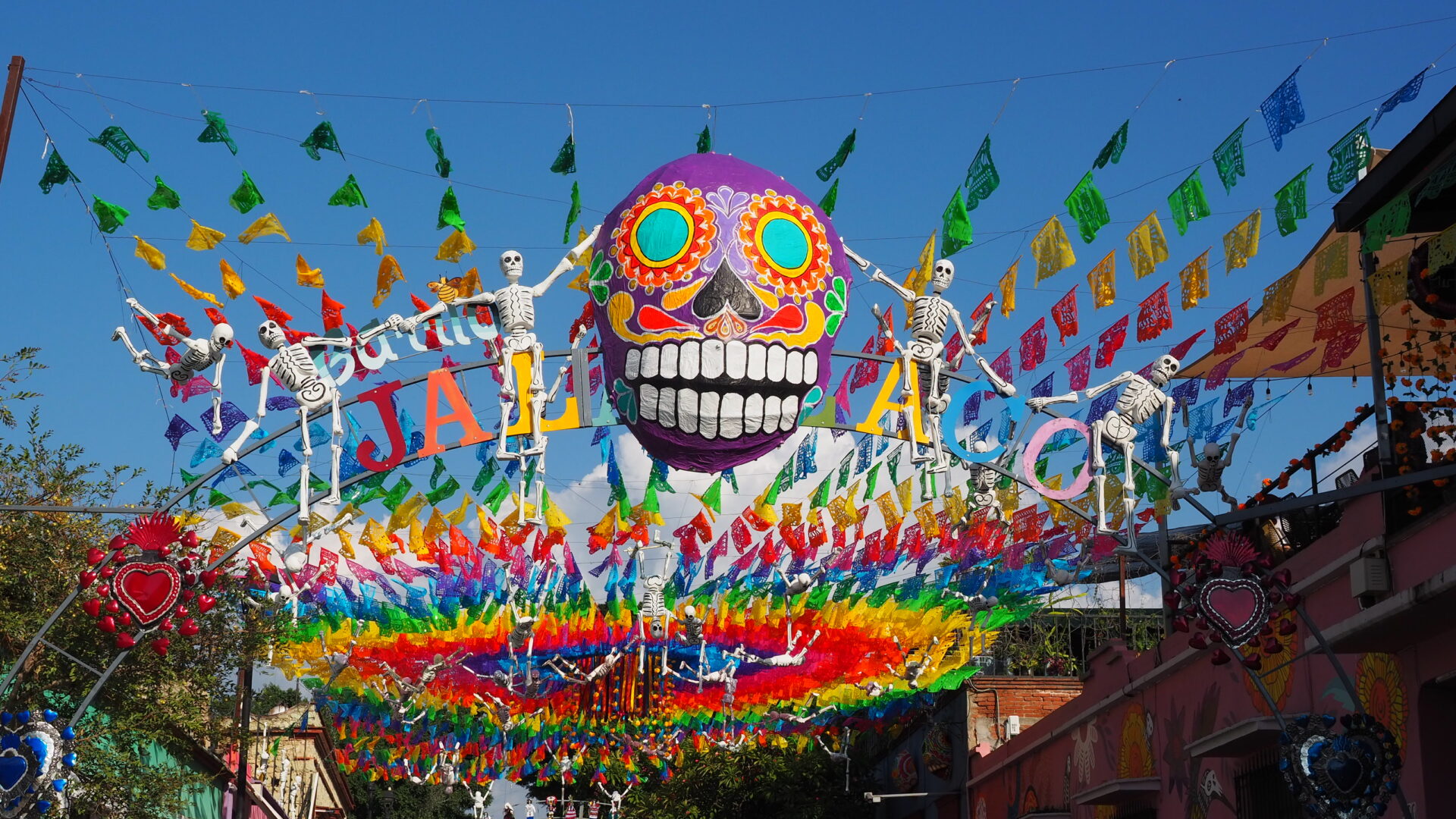 オアハカ市内ハラトラコ地区の死者の日パペル・ピカド