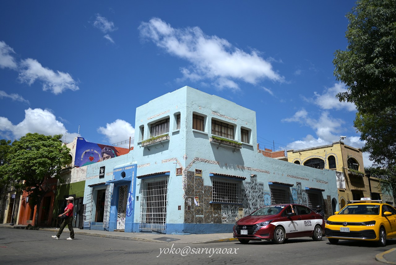 オアハカ市内、プライベートタクシー黄色と乗り合いタクシー・エンジと白