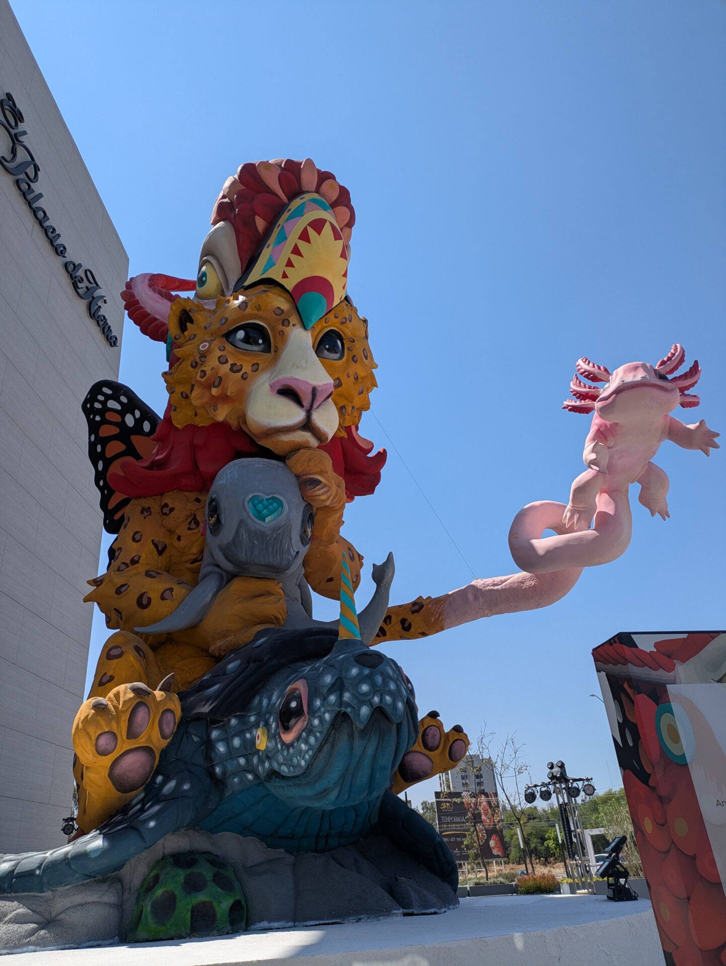 メキシコ・レオン市北部のショッピングモールPlaza Mayor併設Palacio de Hierro入口のアレブリへ