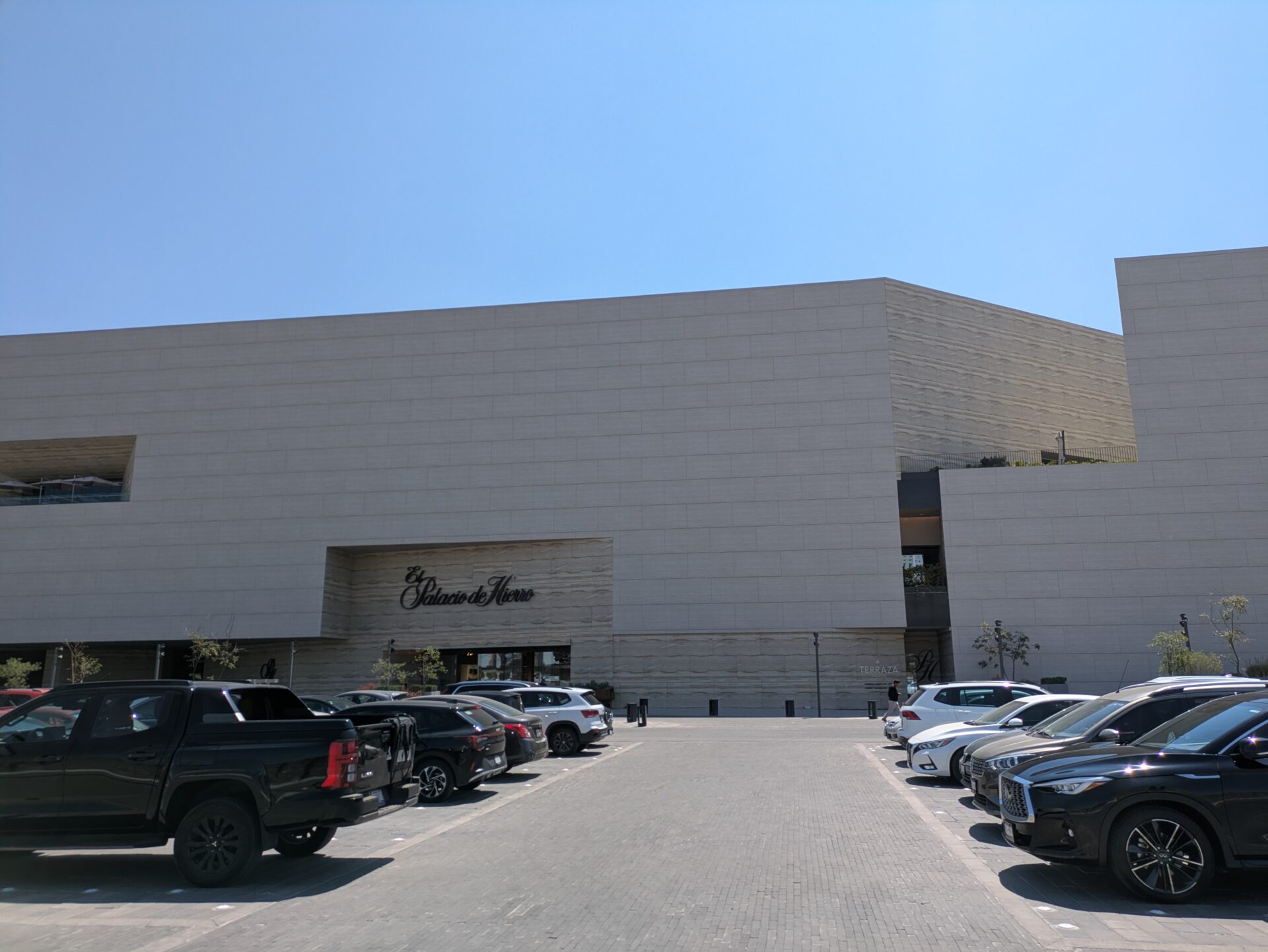 メキシコ・レオン市北部のショッピングモールPlaza Mayor併設Palacio de Hierro外観