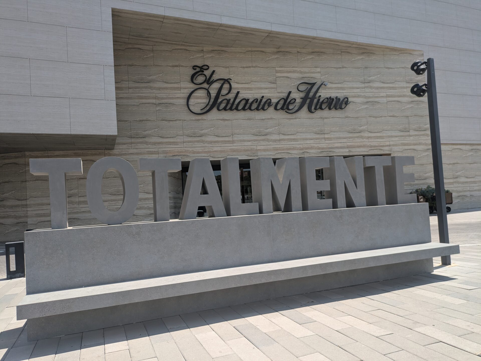 メキシコ・レオン市北部のショッピングモールPlaza Mayor併設のPalacio de Hierro看板