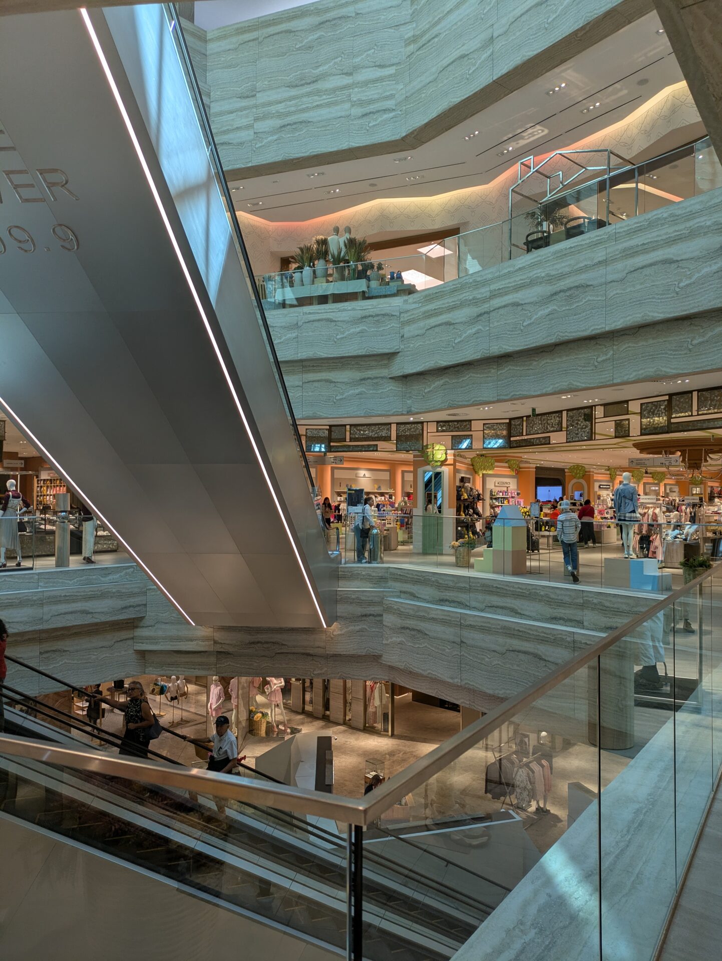 メキシコ・レオン市北部のショッピングモールPlaza Mayor併設Palacio de Hierroのエスカレーターホール