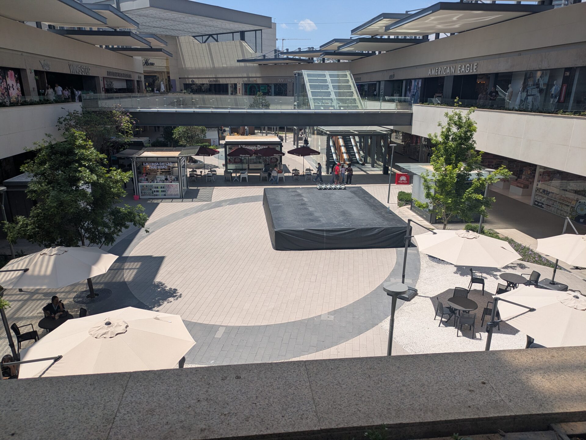 メキシコ・レオン市北部のショッピングモールPlaza Mayorアーケード