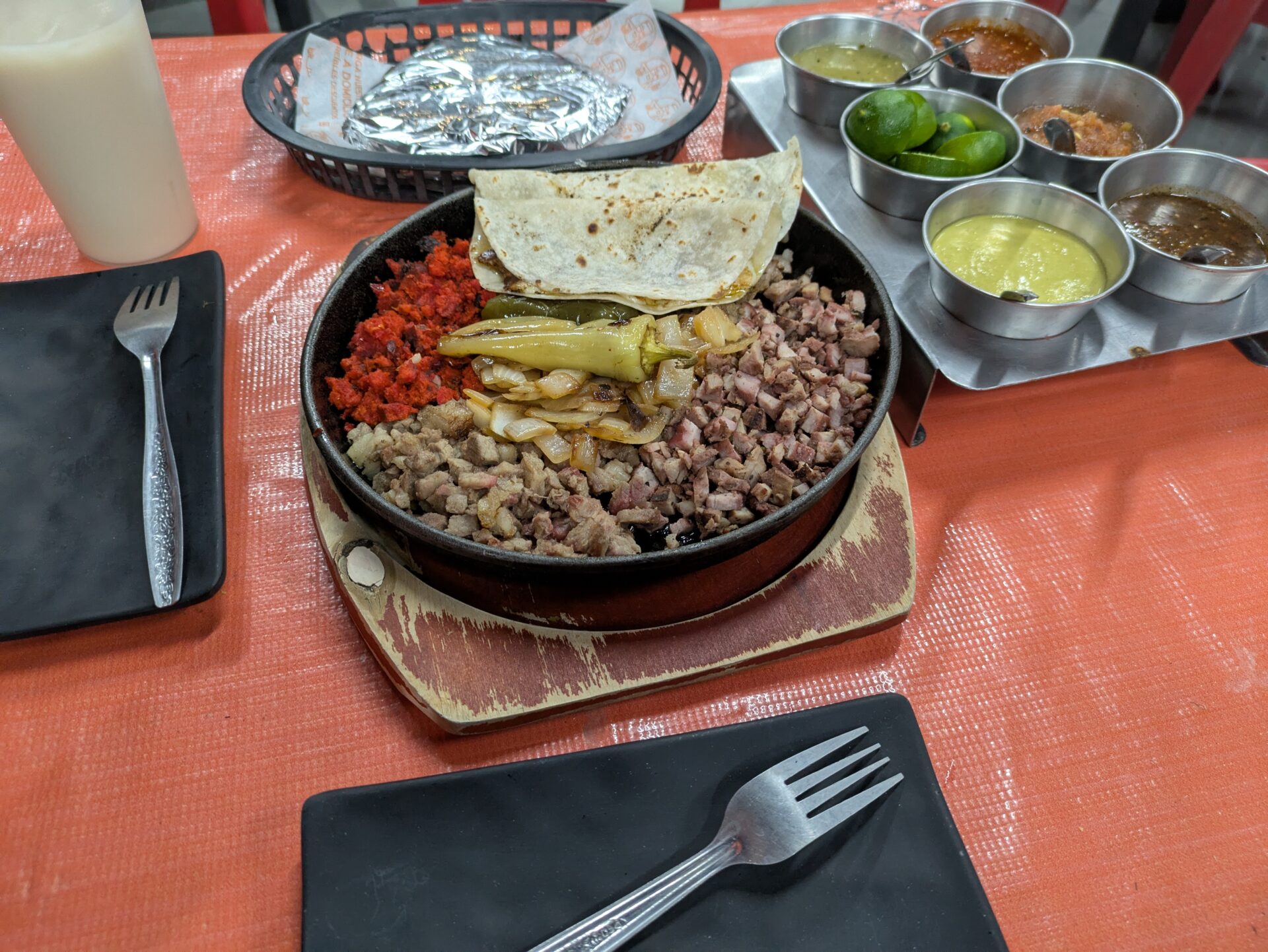 メキシコ・レオン市南部45号線沿いのTacos Papis Papillada